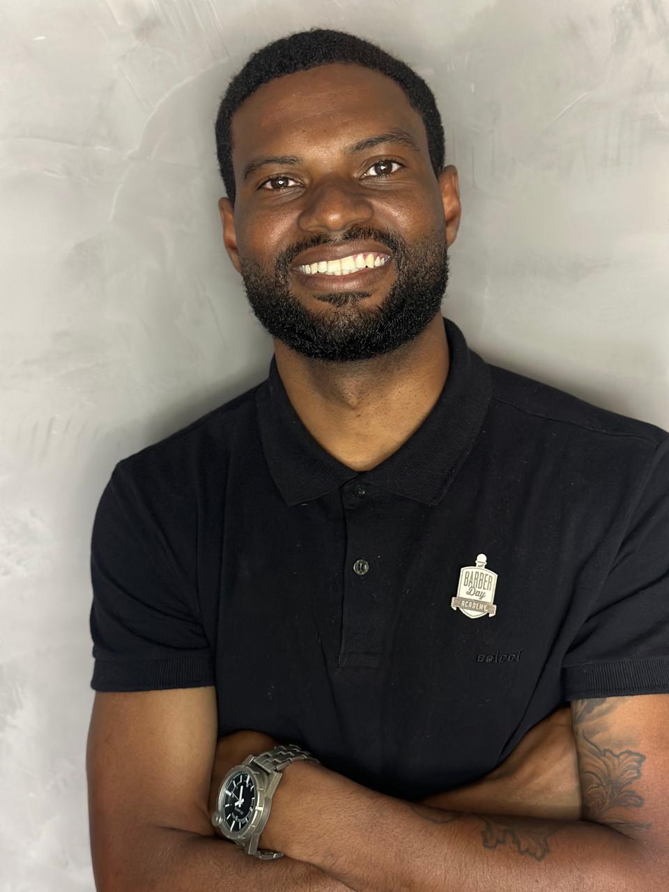Retrato de Maxwyel Almeida, barbeiro da Barbearia Imperium M