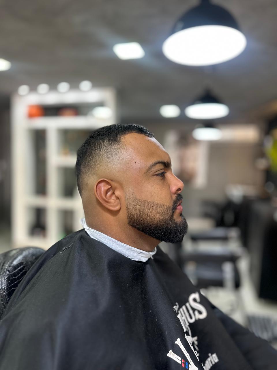 Corte máquina com barba desenhada